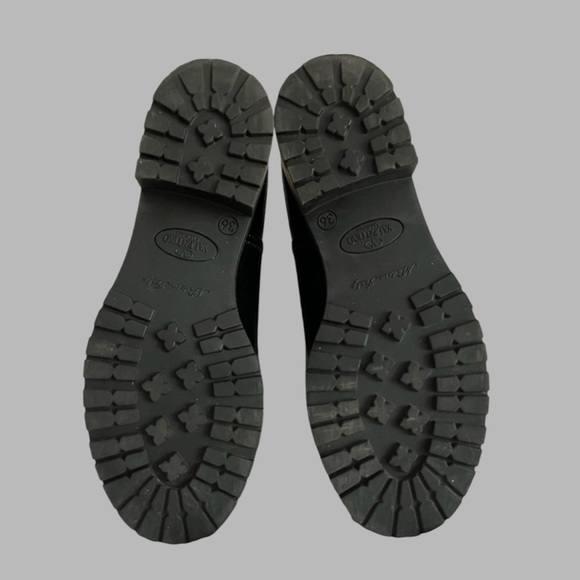 Valentino Garavani Rockstud Short Rain
Boots Size 6 with box & dust bag, - Picture 9 of 12